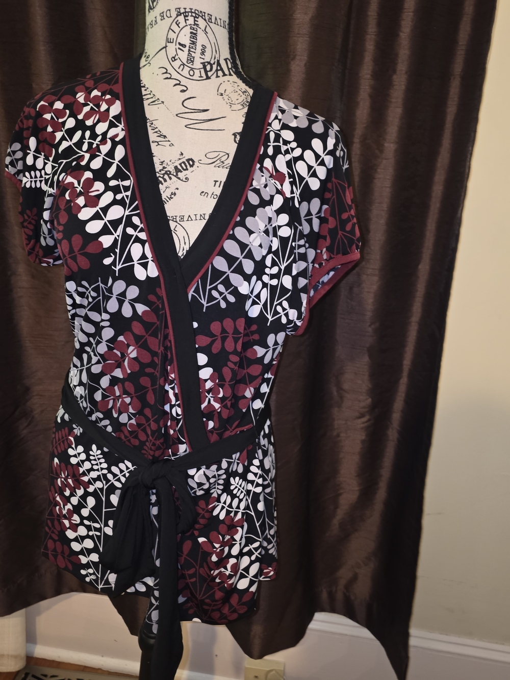 Meronq Women’s Floral Wrap Top - Black, White & Burgundy XXL